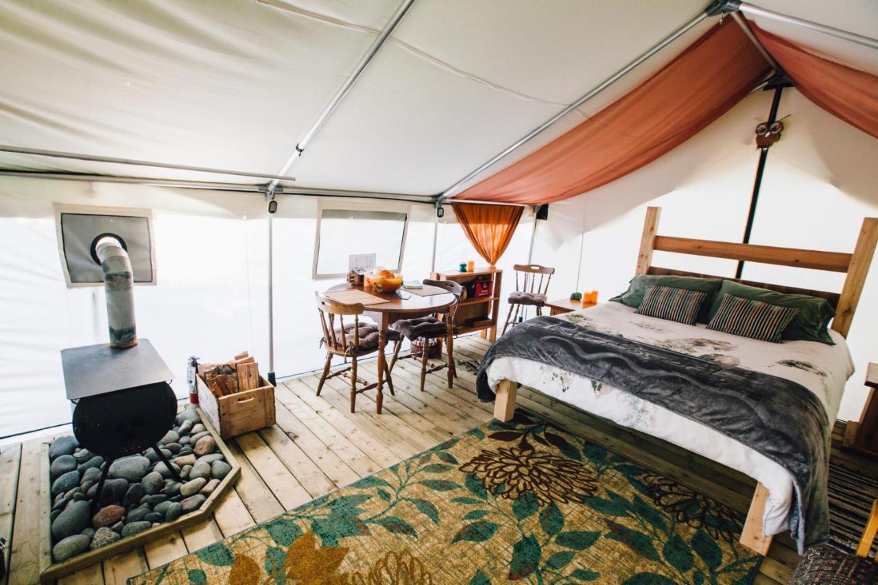 Отель So Damn Lucky Glamping Юклулет Экстерьер фото